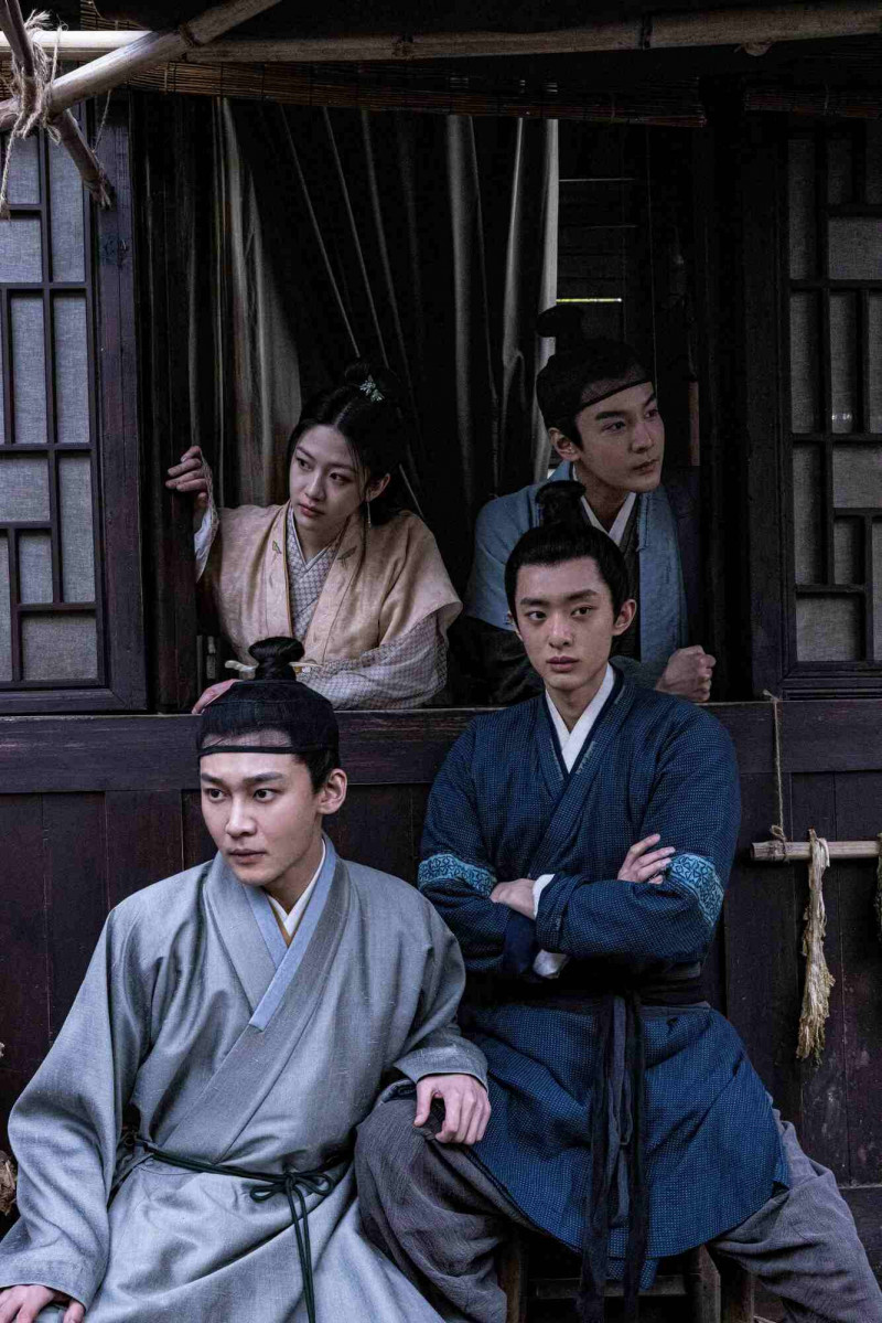 向涵之（後排左起）、白宇帆、劉怡潼（前排左起）、張昊唯演出《繁城之下》。（緯來提供）