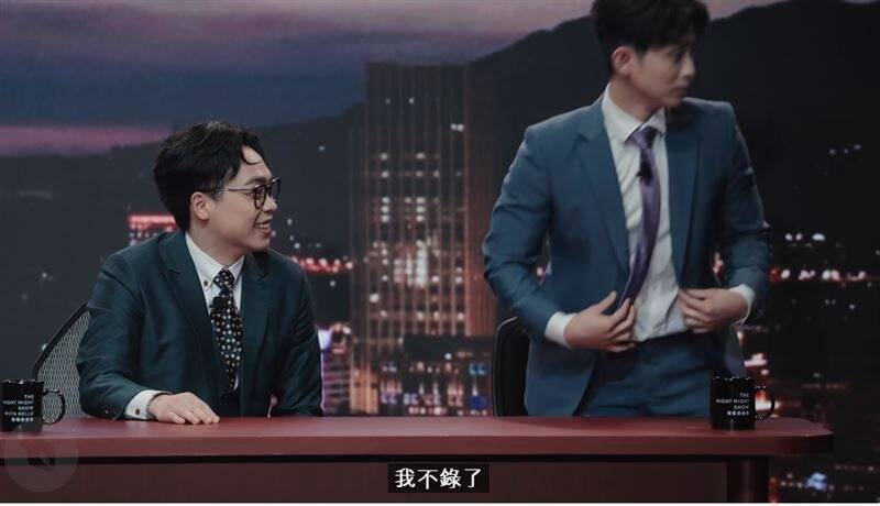 賀瓏（左）提到5萬小費，博恩站起來說不露了。（翻攝自YouTube）