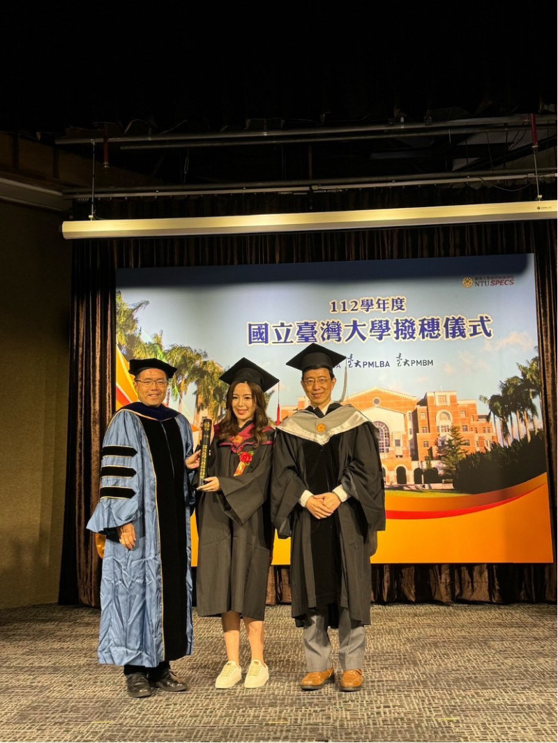 台灣大學進修推廣學院院長郭佳瑋（左）、台大EMBA執行長陳家麟（右）參加何織羽畢業典禮。（翻攝自臉書）