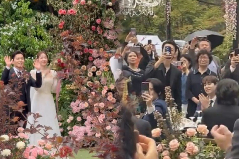 厲旭（左一）辦婚禮，圭賢等SJ其餘成員都到齊。（翻攝自微博）