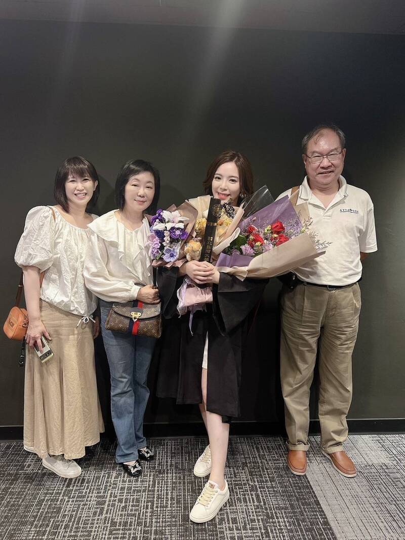 何織羽畢業照，右為華航總經理高星潢。（翻攝自臉書）