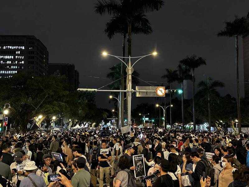 他拍下台北市立法院周邊民眾聚集景象。（翻攝自黃益中臉書）