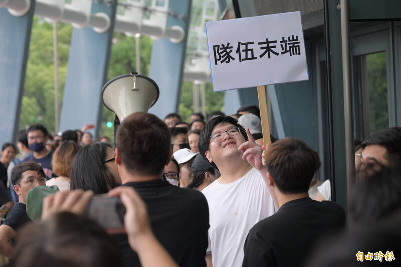 張學友演唱會現場票售罄，粉絲難掩失望神情。（記者胡舜翔攝）
