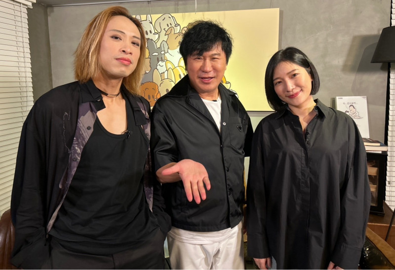 胡瓜（中）找來EKO（左）和Sandra錄製YT節目。（下面一位提供）