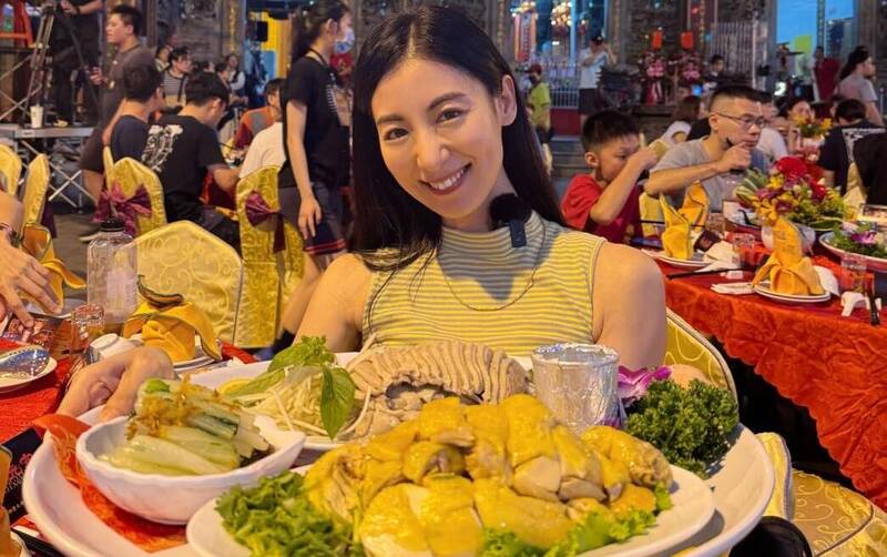 參與廟宇活動吃辦桌，讓大久保麻梨子留下深刻印象。（翻攝自大久保麻梨子臉書）