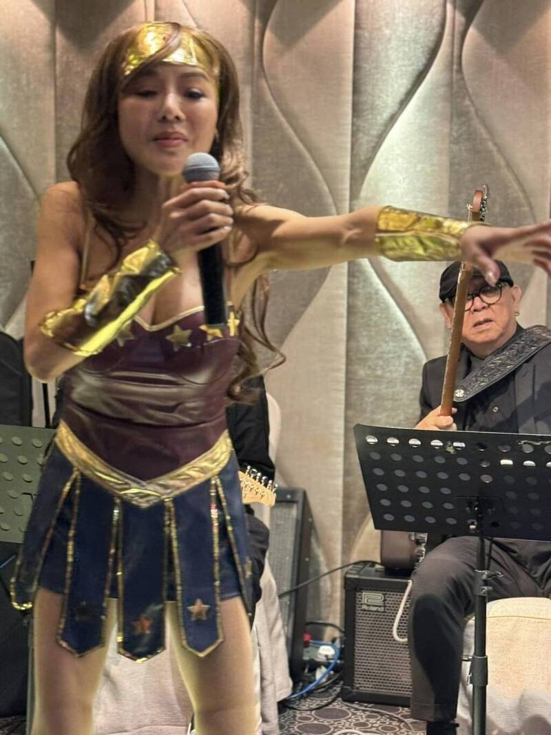 葉子楣扮成神力女超人為自己慶生。（翻攝自微博）