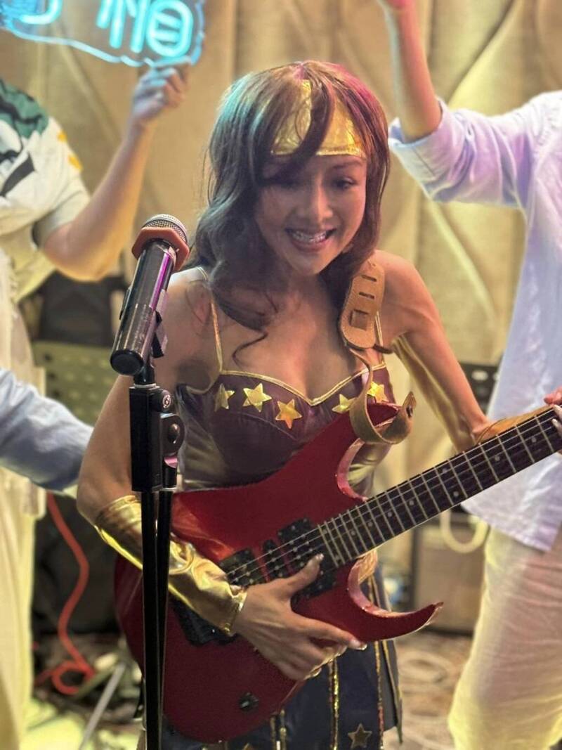 葉子楣扮成神力女超人，傲人雙峰仍是導彈級雄偉。（翻攝自微博）