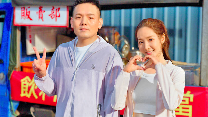 玖壹壹團長春風（左）害羞不敢看朴敏英。（ONE BOY提供）