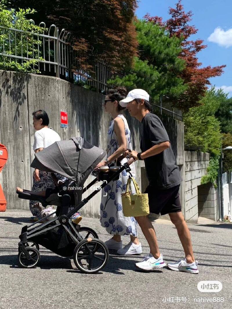 宋仲基一家三口在首爾散步被民眾拍到。（翻攝自小紅書）