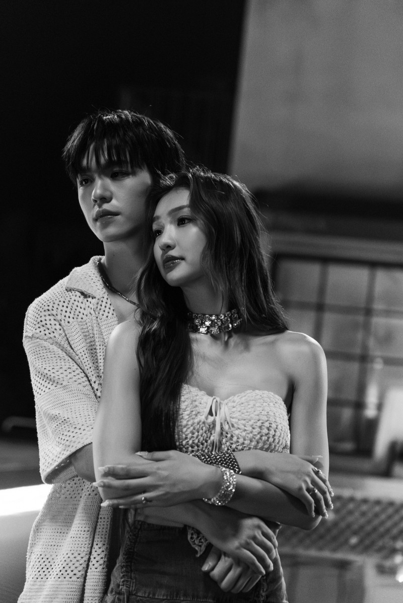 申力安（右）新歌MV邀王碩瀚友情跨刀，兩人有親密互動。（星光瑞瑞提供）