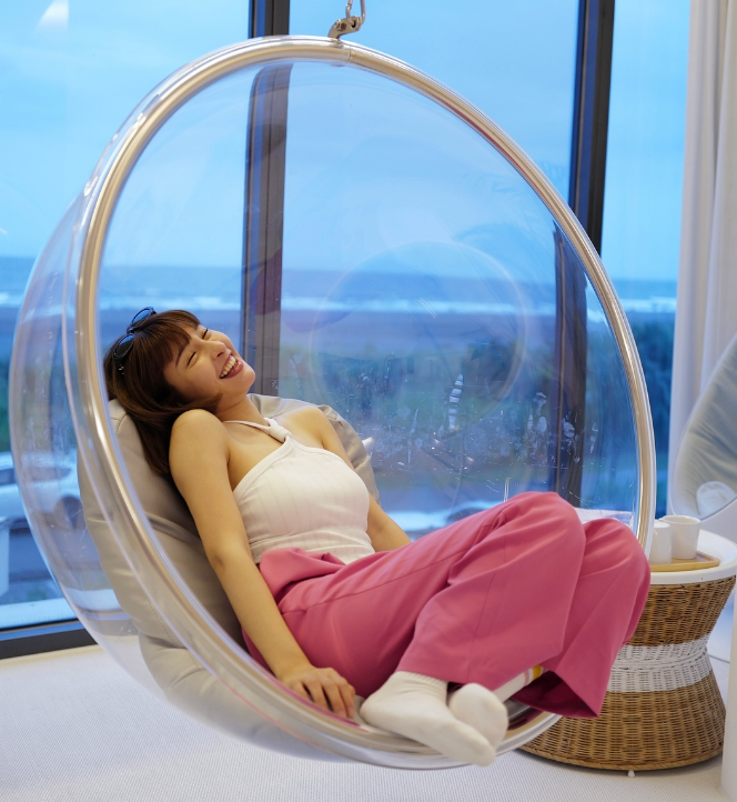 峮峮身穿白色細肩帶交叉背心，小露性感，下身則搭配鮮豔的粉色長褲。（翻攝自IG）