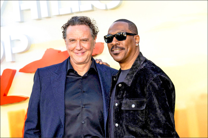 艾迪墨菲（右）和老搭檔賈基雷荷日前一同出席《比佛利山超級警探：艾索‧福里》首映會。（路透）