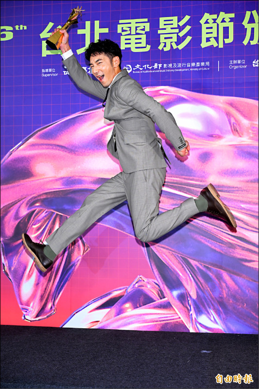 李李仁憑《周處除三害》拿下最佳男配角，開心高舉獎盃跳高高。（記者王文麟攝）