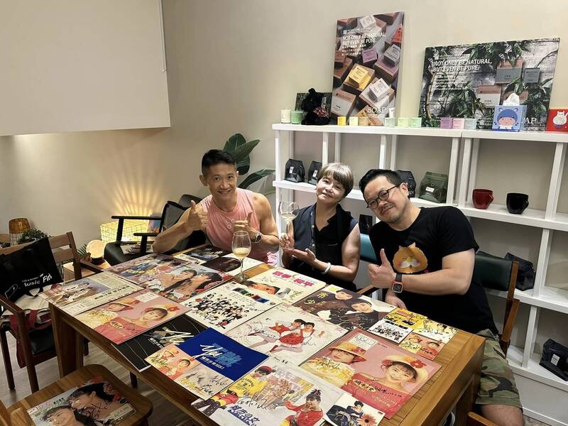 2位男粉絲告訴黃雅珉（中），都是聽她歌曲長大的。（翻攝自黃雅珉臉書）