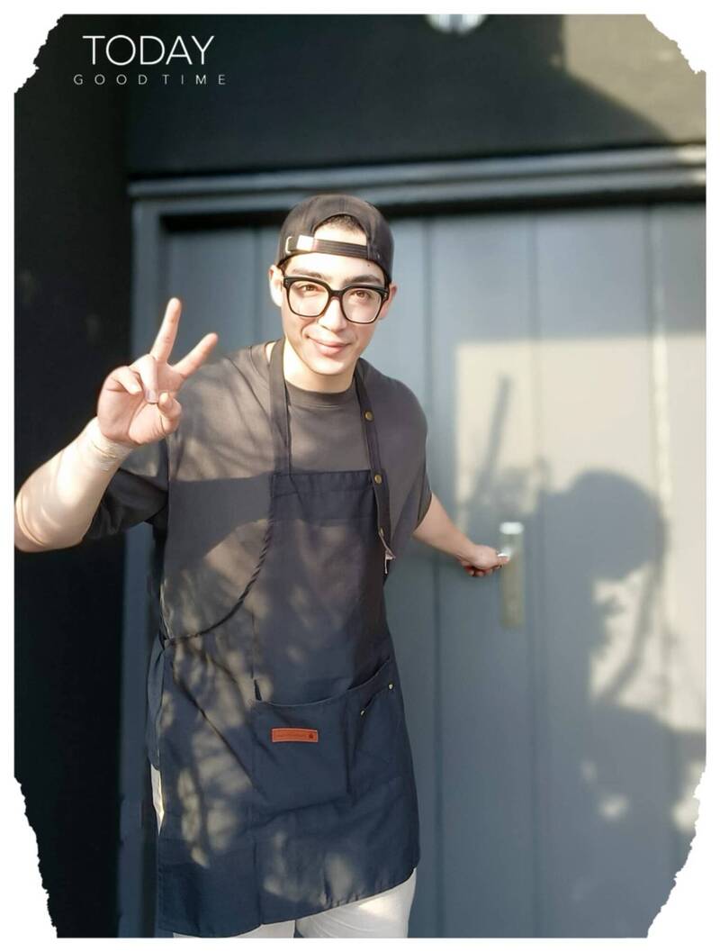 黃雅珉與兒子經營咖啡廳，擁有丹麥、希臘血統的黃士杰意外成為焦點。（翻攝自黃雅珉臉書）