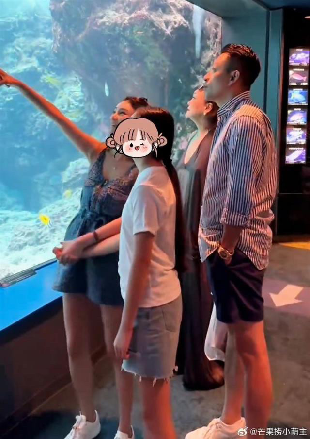 Mandy（左）在逛海洋館時緊牽玥兒的手。（翻攝自微博）