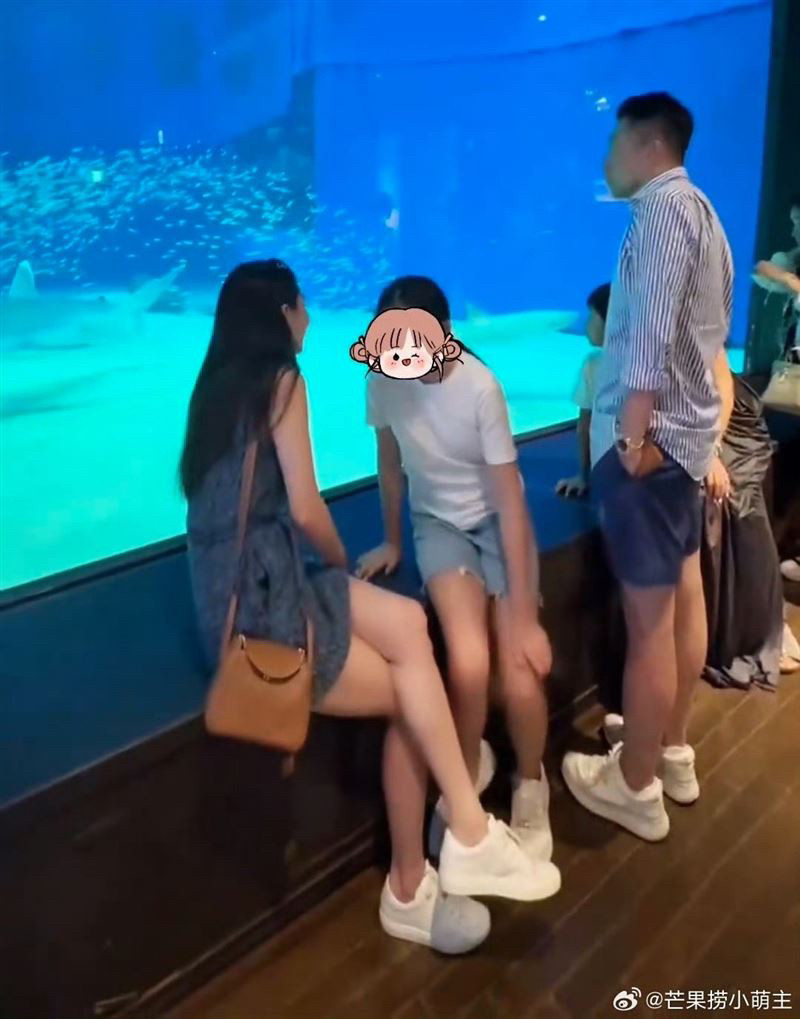 Mandy（左）不時與玥兒聊天，讓彼此的關係更緊密。（翻攝自微博）