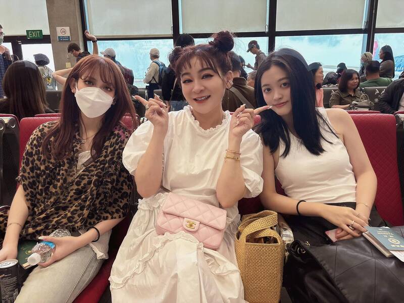 王彩樺的2個女兒庭庭（左）、繶帆（右）都遺傳到媽媽的好基因。（翻攝自臉書）
