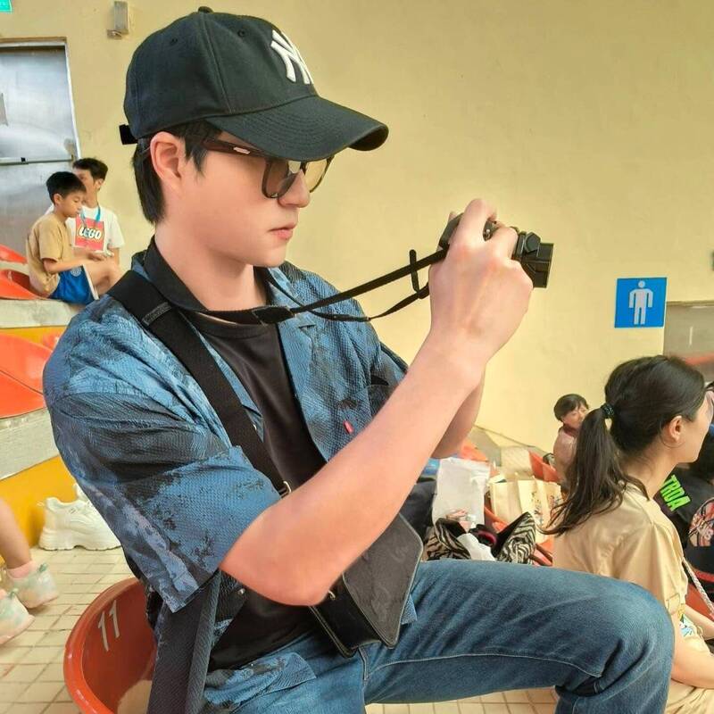 觀看家人比賽還不斷瘋狂按快門的江宏傑。(翻攝自臉書)