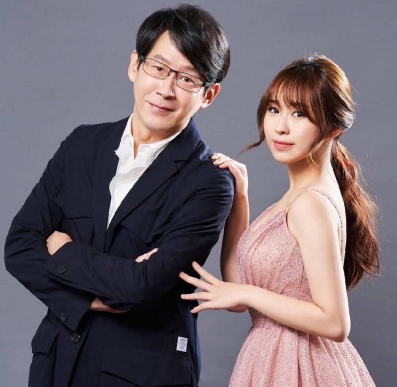 五月天冠佑（左）為女兒小玫瑰的新單曲擔任製作人。（翻攝自臉書）
