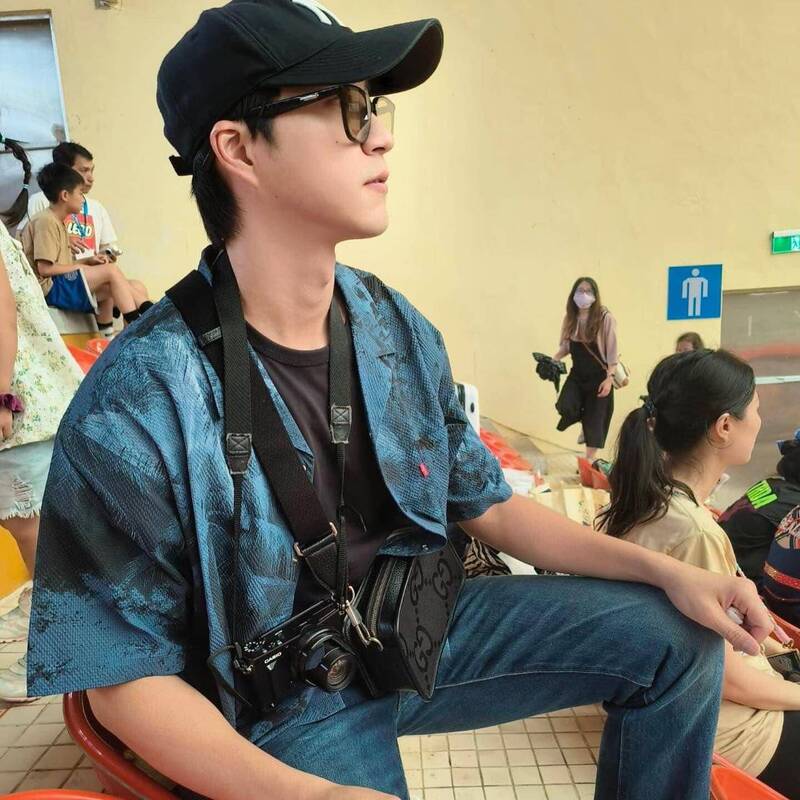 江宏傑觀看家人比賽,神情嚴肅且專注。(翻攝自臉書)