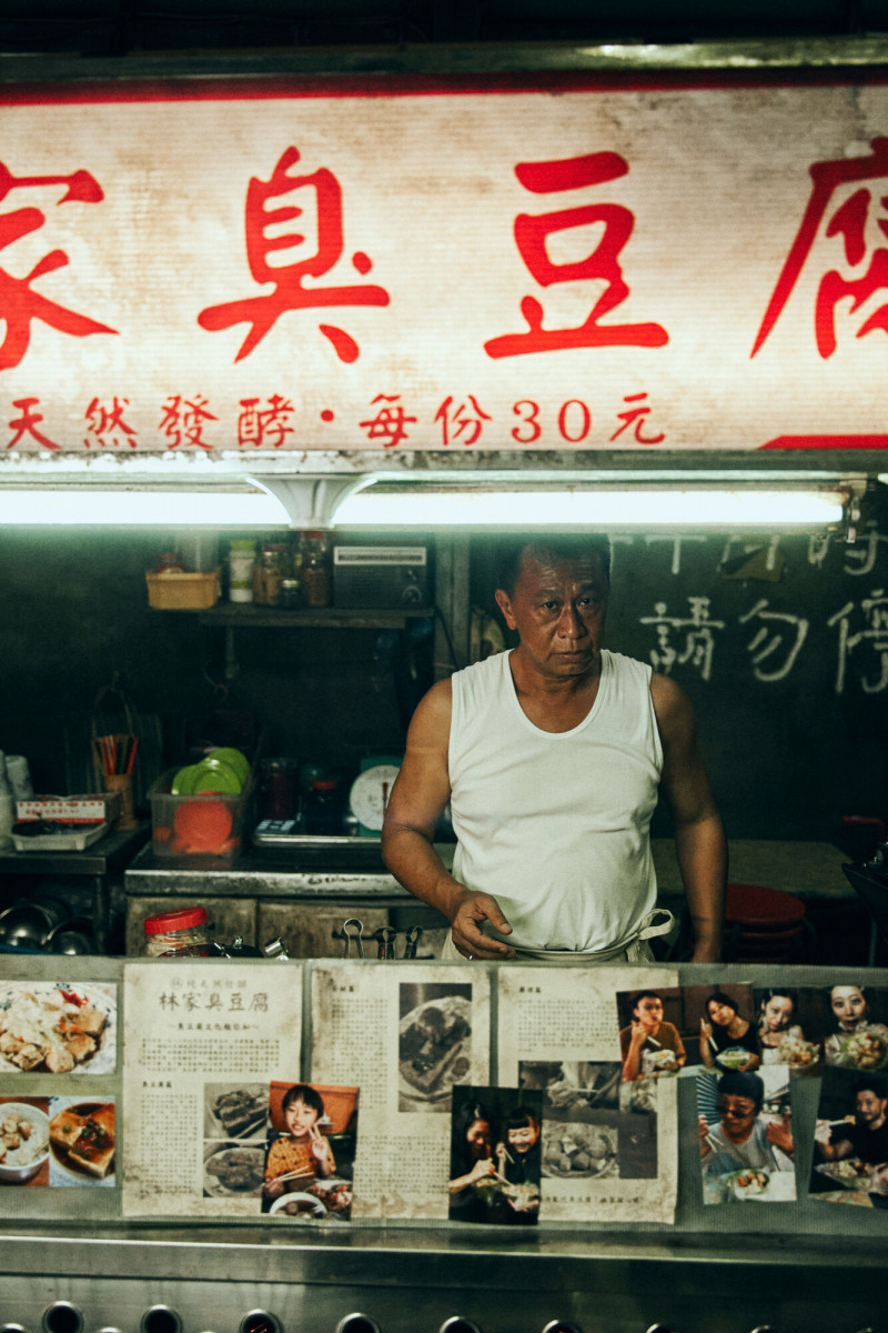 游安順在《都市懼集》飾演臭豆腐攤老闆。（CATCHPLAY+提供）
