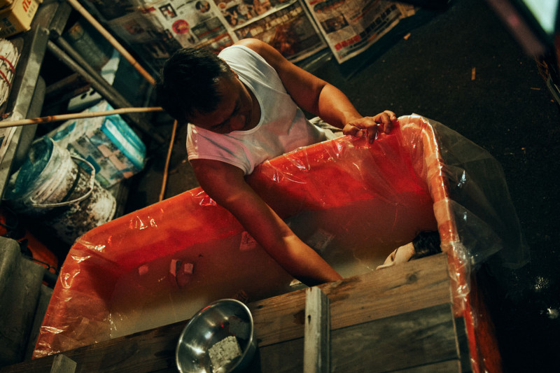 游安順在《都市懼集》製作美味臭豆腐背後竟藏著驚人的秘密。（CATCHPLAY+提供）