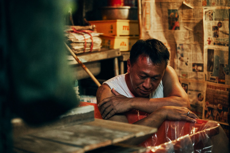 游安順在《都市懼集》恐怖凝視著臭豆腐。（CATCHPLAY+提供）