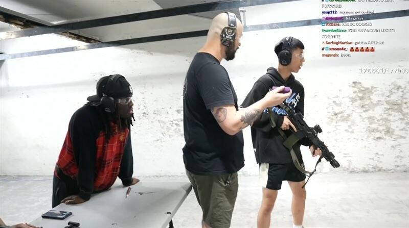 「台灣最強高中生」Ray（右）受摯友Kai（左）邀請體驗射擊課程。（翻攝自Twitch）