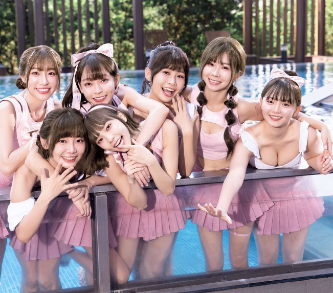 前女團AKB48隊長陳詩雅（右1）的身材意外成焦點。（翻攝自IG）