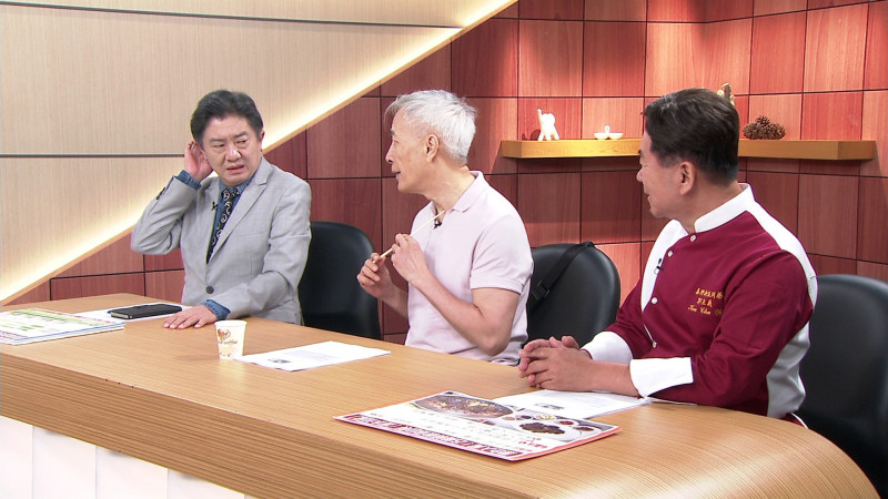 姜厚任輕而易舉將筷子折斷，令現場驚呼聲不斷 。（年代提供）