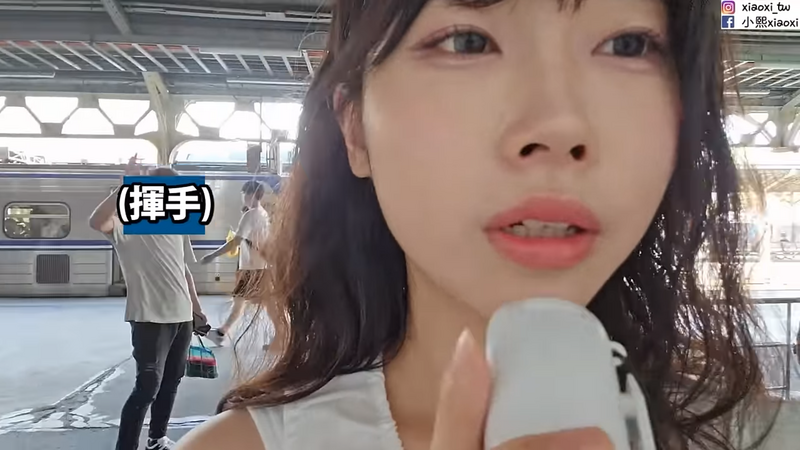 男子在月台還向鏡頭揮手，行為讓人相當不解。（翻攝自YT）