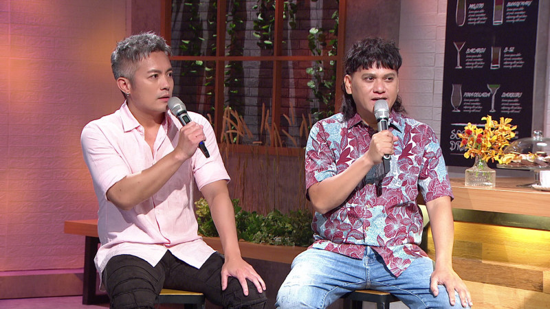 桑布伊（右）與范逸臣相識多年，都擁有原住民血統而深交。（年代提供）