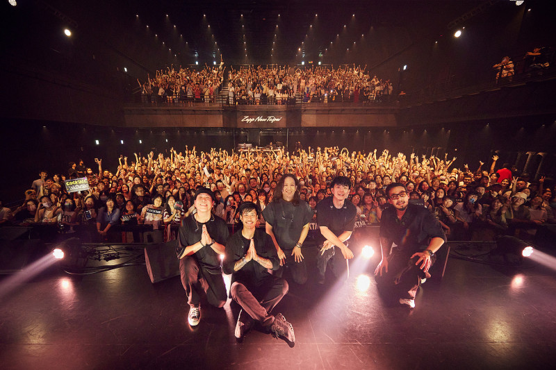 吉他手Chaw（右起）、鼓手Phillp、主唱Ohm、貝斯手Park、吉他手Neng。（華貴娛樂提供）