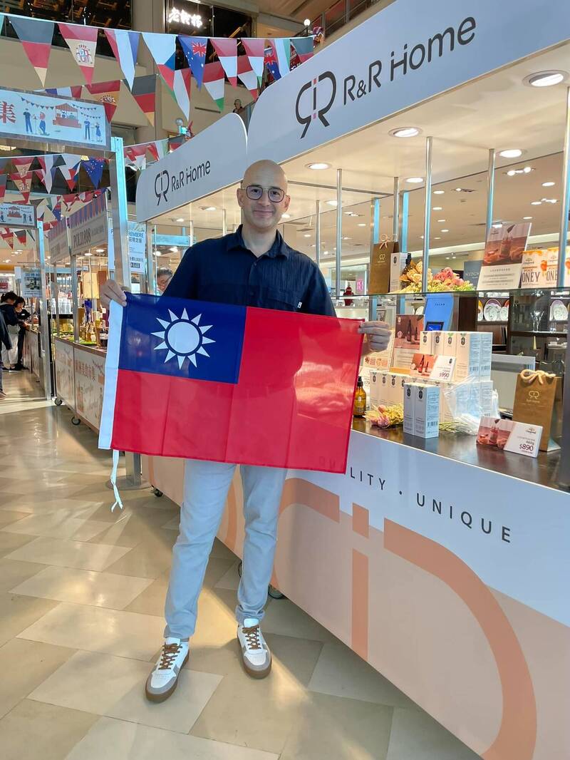 來台發展多年的土耳其裔藝人吳鳳。（翻攝自臉書）