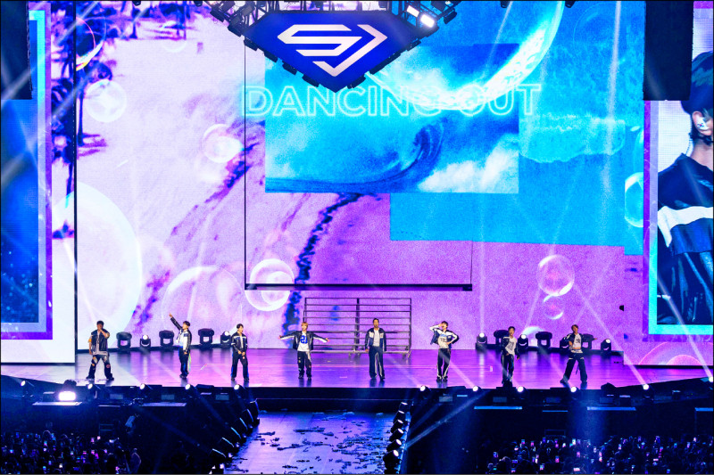 Super Junior連續帶來好幾首歌曲，讓全場粉絲聽得如癡如醉。（讀者提供）
