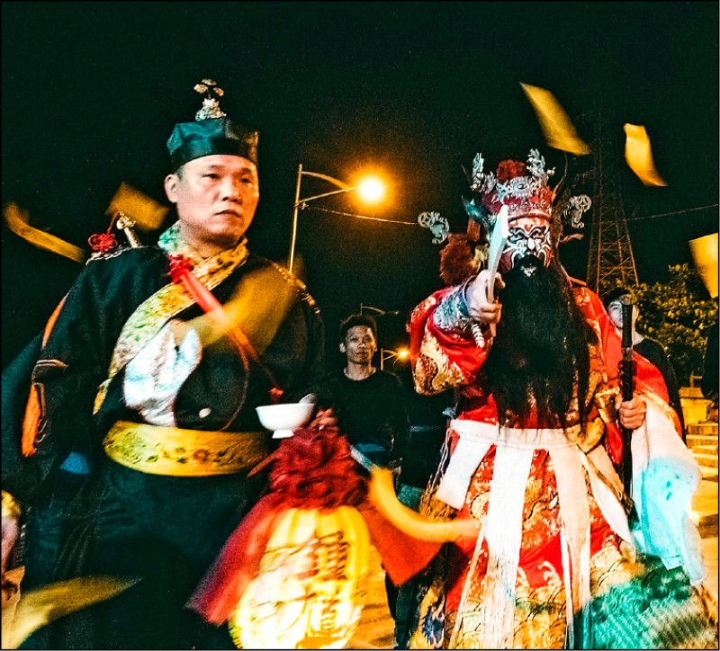 李康生（右）在《馗降：粽邪2》親扮鬼王，跳鍾馗送煞。（華影國際提供）