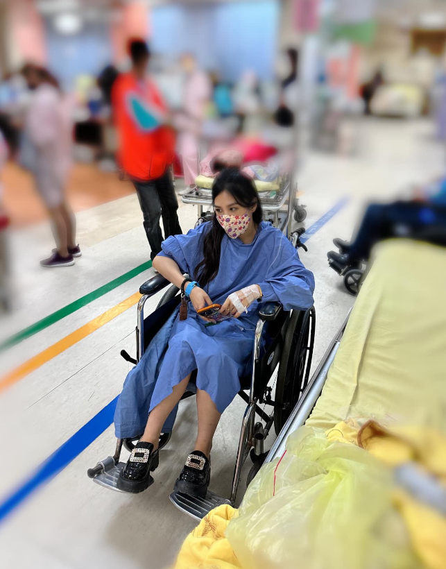 楊晨熙曬出自己憔悴坐輪椅的模樣。（翻攝自臉書）