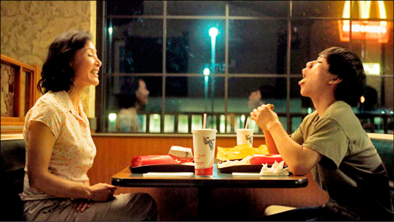 金馬影后陳沖（左）在《弟弟》當中，飾演一名望子成龍的母親。（翻攝自IMDB）