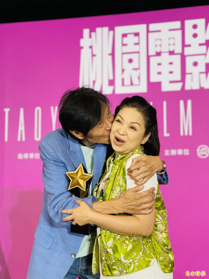 楊貴媚《春行》演技突出拿下最佳女演員獎，飾演楊貴媚老公的喜翔還上台獻吻，場面溫馨感人。（記者謝武雄攝）