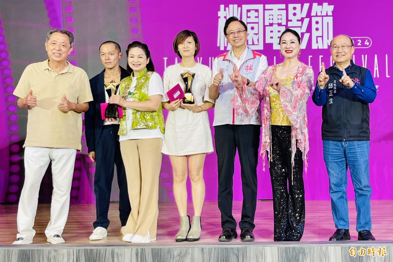 桃園電影節閉幕，左起為知名導演朱延平、王肇陽、楊貴媚、「XiXi」導演吳璠、桃園市長張善政、陸小芬以及文化局長邱正生。（記者謝武雄攝）