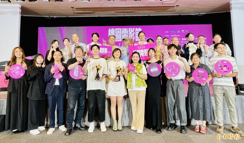 桃園電影節圓滿閉幕，會中公布台灣獎得獎名單，桃園市長張善政與得獎人員合影留念（記者謝武雄攝）