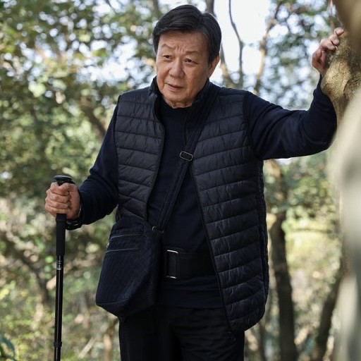 寇世勳登山一見謝瓊煖病況，趕緊機會教育。（大愛提供）