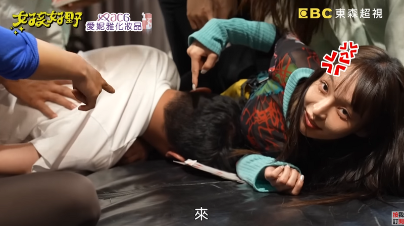 張立東倒在林襄的美胸下緣。（翻攝自YT）