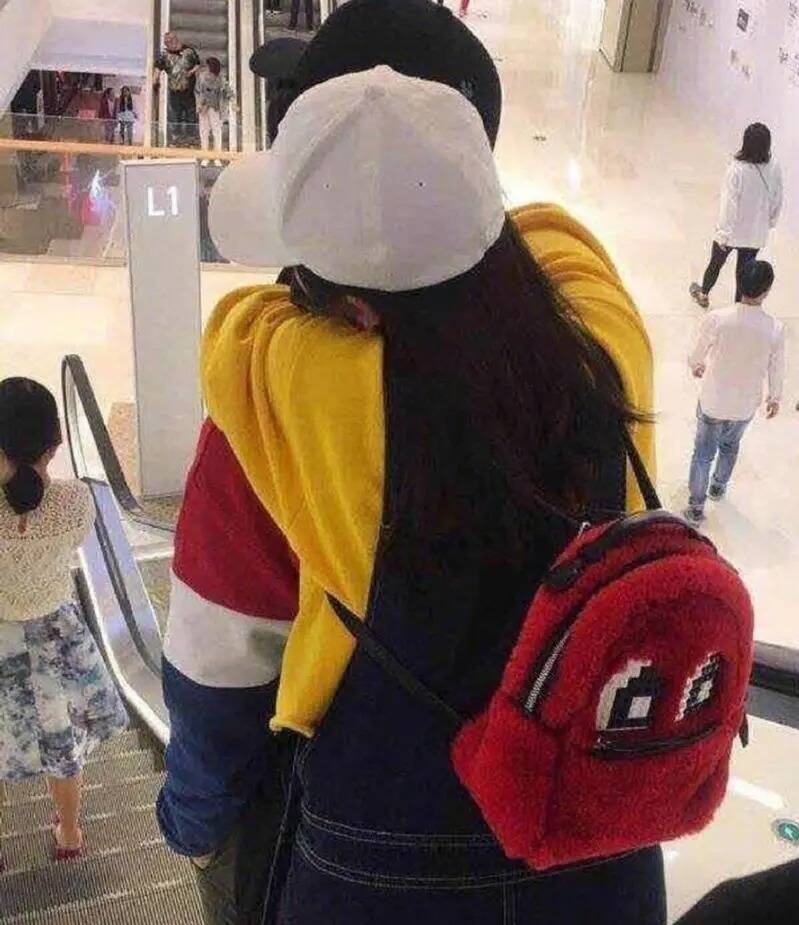 李蘭迪先前就被拍到從背後環抱張新成。（翻攝自微博）