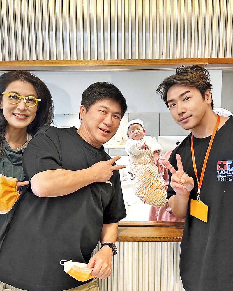 歐弟（右起）升格三寶爸，胡瓜與妻子丁柔安現身祝賀並送上大紅包。（翻攝自IG）