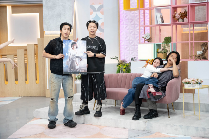 鄭伊健（右一）、小S（右二）上演「跨腿纏綿」。（東森綜合提供）