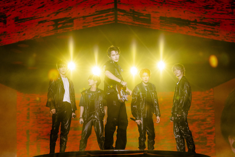 「TXT」TOMORROW X TOGETHER化身搖滾明星，甚至還摔吉他，帥度爆表。（遠雄創藝提供）