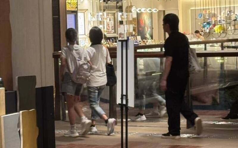 朱茵11歲愛女激罕曝光 好爸爸黃貫中默默跟隨