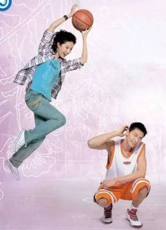 劉亦菲（左）與易建聯曾經合拍過牛奶廣告。（星島日報提供）